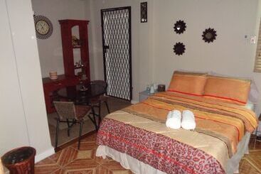 تختخواب و صبحانه The Illier S