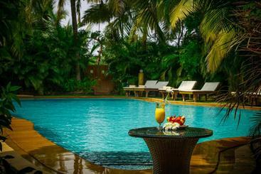 Hotel Papa Jolly Eco Resort Near Morjim Beach