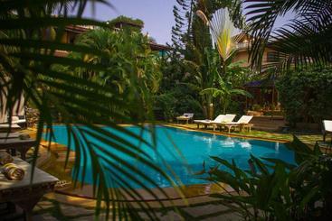 Hotelli Papa Jolly Eco Resort Near Morjim Beach