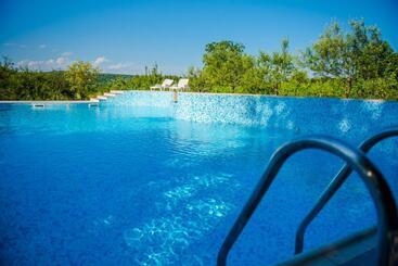 مُتل Villa Monako 2000