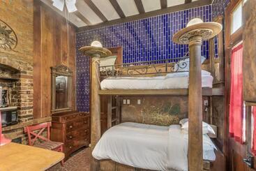 펜션 Royal Barracks Guest House