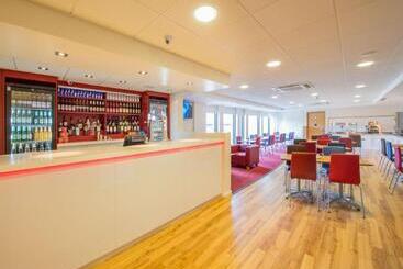Отель Travelodge Harrogate West Park