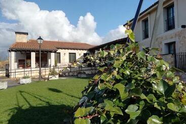 فندق Alojamiento Rural La Henera