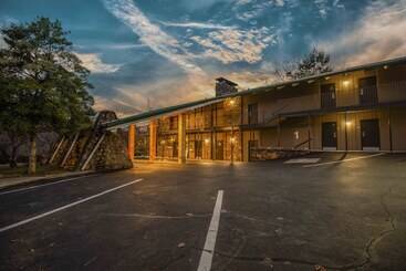 Отель Tremont Lodge & Resort