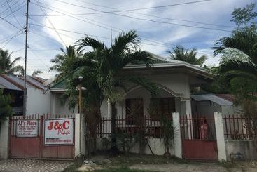 הוסטל J & C Guesthouse