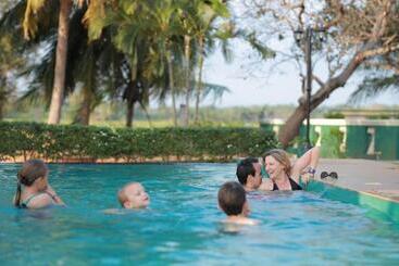 Hotel Nilambara Lake View