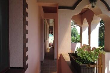 Family Friendly 2 Bed Cottage In Periș