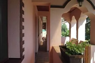 Family Friendly 2 Bed Cottage In Periș