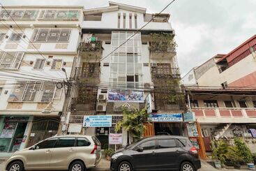 בית מלון כפרי Reddoorz At Dbuilders Rooms Ph1 Taguig