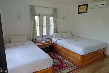 Hotel Tharu Mahal