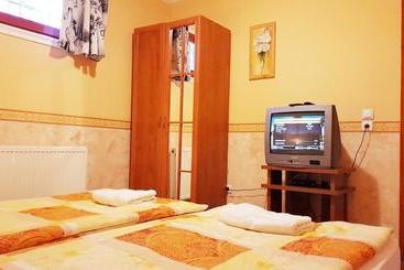 住宿加早餐 Central Panzió Gyula