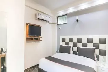 Hotel Sangvi Palace