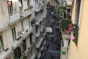 تختخواب و صبحانه Terrazza Aragon Room And Spa