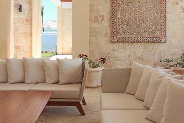 Отель Ocean Village Deluxe