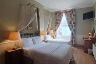 Bed and Breakfast The Old Bank Bruff Family Town House