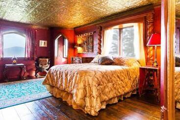 בית מלון כפרי Highlands Castle Overlooking Lake George.. Plus 2 Other Castles!