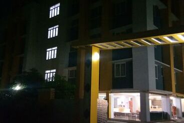 ホテル Challenger Residency