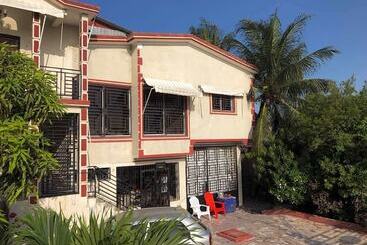 هتل Marcie Guesthouse Hôtel And Restaurant