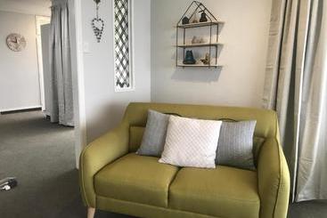 Отель Oamaru Holiday Homes 92 Aln Street