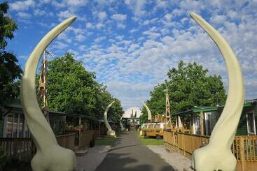 Отель Adventurer's Village Milton Keynes