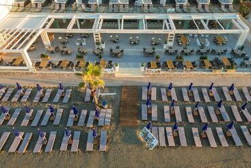 호텔 Mandala Seafront Suites