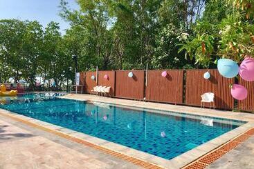 Khum Sai Ngam Hotel & Resort