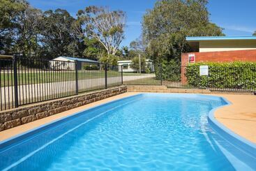 בית מלון כפרי Flynns Beach Caravan Park