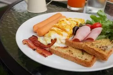 هتل To The Moon Bed And Breakfast
