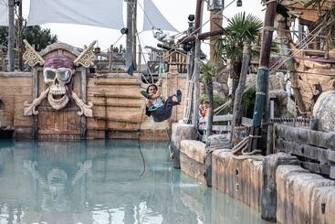 هتل Pirates World