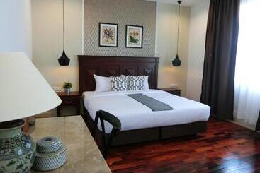 Bloom Boutique Hotel & Cafe