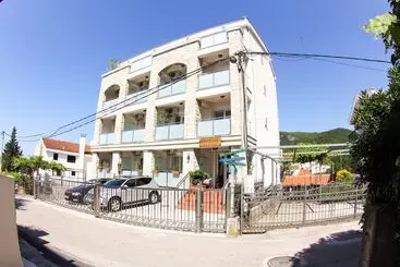 آپارتمان‌های توریست‌ها Mila & Aleksandr Apartments