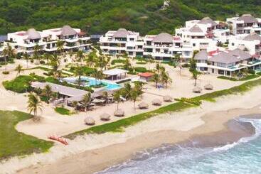 Otel Marea Beachfront Villas