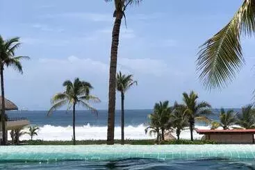 Hotelli Marea Beachfront Villas