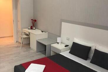 مسافرخانه Chiaia Guest House