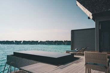 Hotel Kuredhivaru Resort & Spa Maldives