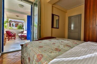 هتل آپارتمان Villa Velzon Guesthouse