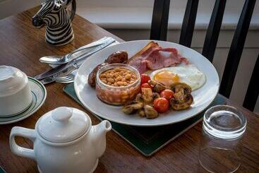 Пансион Channel View Guest House