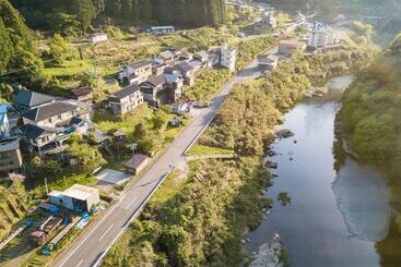 بنسيون Guesthouse Momonga Village Hostel