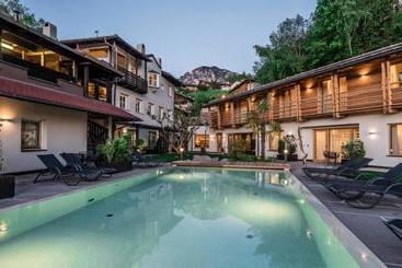 Presulis Hideaway Apartments & Restaurant