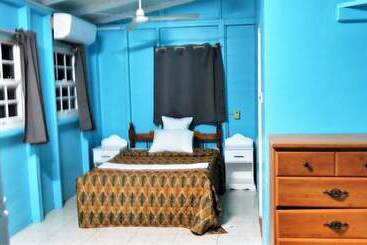 پانسیون Chez Ophelia Cottage Apartments