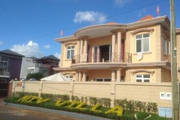 پانسیون Niv Villa