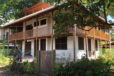 تختخواب و صبحانه Tortuguero Casa Pelican