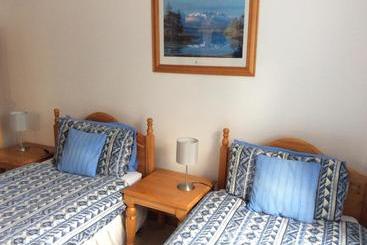 פנסיון Dalkell Cottages