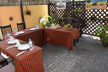 تختخواب و صبحانه Travellers Home