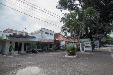 펜션 Reddoorz Plus @ Idjen Boulevard Malang