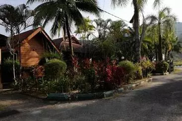 Majatalo Six Villa Inn