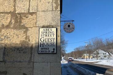 Bed & Breakfast Abe's Spring Street Guest House