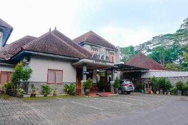 Pensionat Oyo 778 Guest House Amalia Malang