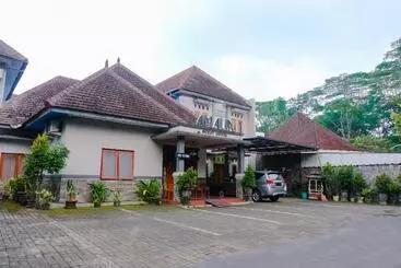 Pension Oyo 778 Guest House Amalia Malang
