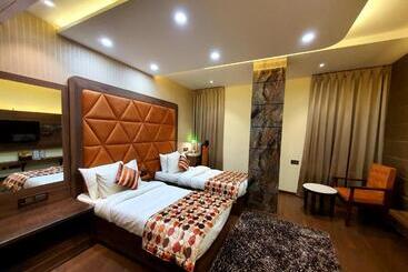 Отель Makhan Residency